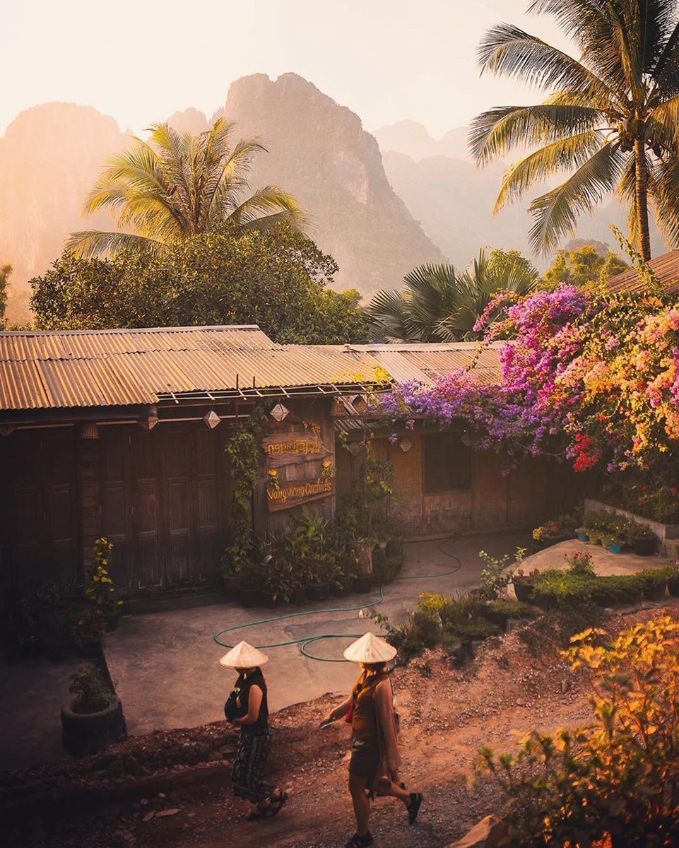 Une fin de journée ensoleillée dans les montagnes du Karst de Vang Vieng, au Laos.

📸 @laosisparadise