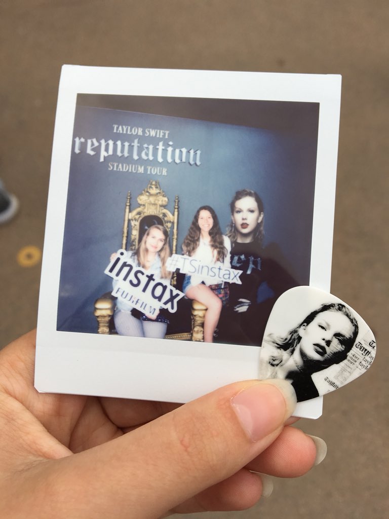 dreamxstarlight's tweet photo. 2 years ago, with @swiftiedreamerr, we were living our best life at #repTourManchester 😍
Take us back !! @taylorswift13 @taylornation13 https://t.co/tbf0DKTxqL