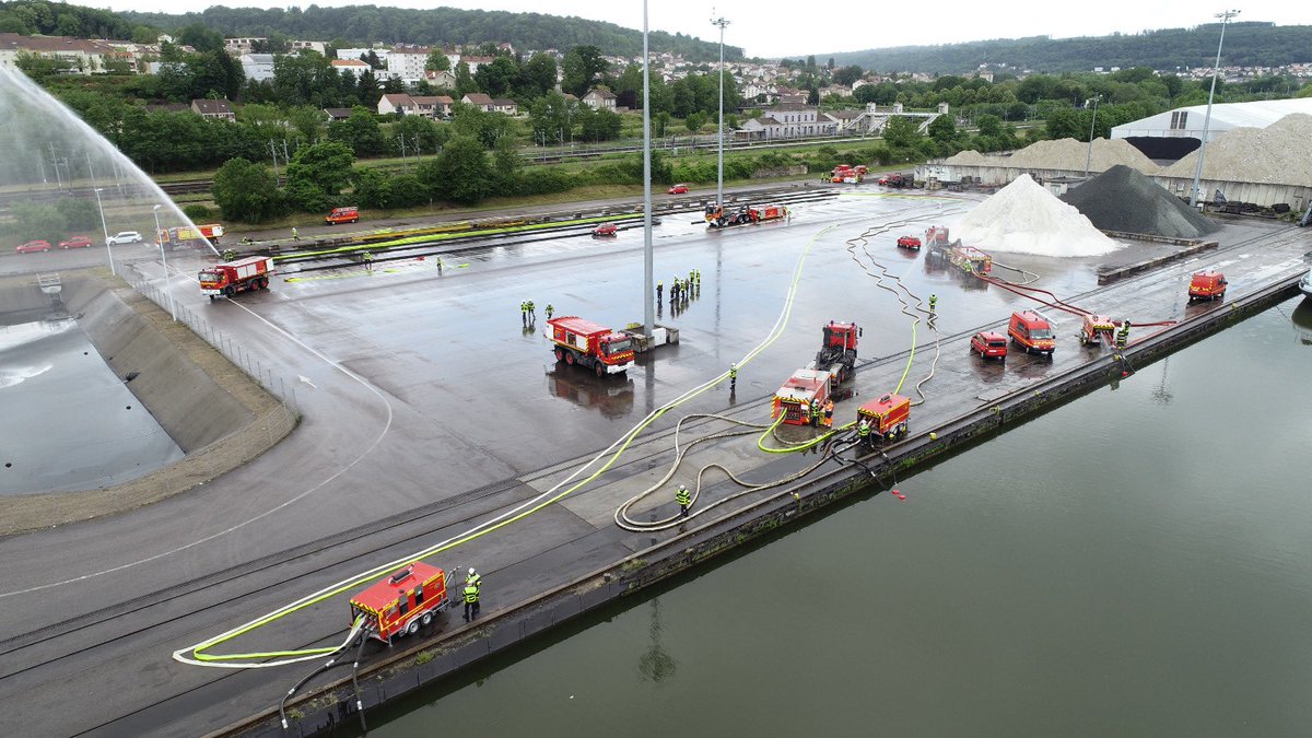 SDIS54's tweet photo. Une cinquantaine de sapeurs-#pompiers du #SDIS54 rassemblés ce lundi 8 juin au port de Frouard pour le mettre en œuvre, pendant quelques heures, 4unités feux spéciaux (UFS)
Objectifs:tester les connaissances et améliorer la dextérité d’emploi de ces matériels techniques. https://t.co/UqaEmyXZOD