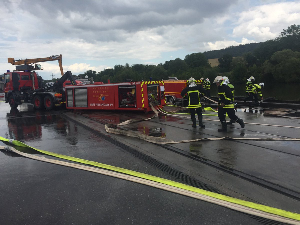 SDIS54's tweet photo. Une cinquantaine de sapeurs-#pompiers du #SDIS54 rassemblés ce lundi 8 juin au port de Frouard pour le mettre en œuvre, pendant quelques heures, 4unités feux spéciaux (UFS)
Objectifs:tester les connaissances et améliorer la dextérité d’emploi de ces matériels techniques. https://t.co/UqaEmyXZOD