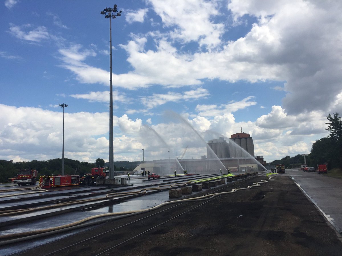 SDIS54's tweet photo. Une cinquantaine de sapeurs-#pompiers du #SDIS54 rassemblés ce lundi 8 juin au port de Frouard pour le mettre en œuvre, pendant quelques heures, 4unités feux spéciaux (UFS)
Objectifs:tester les connaissances et améliorer la dextérité d’emploi de ces matériels techniques. https://t.co/UqaEmyXZOD