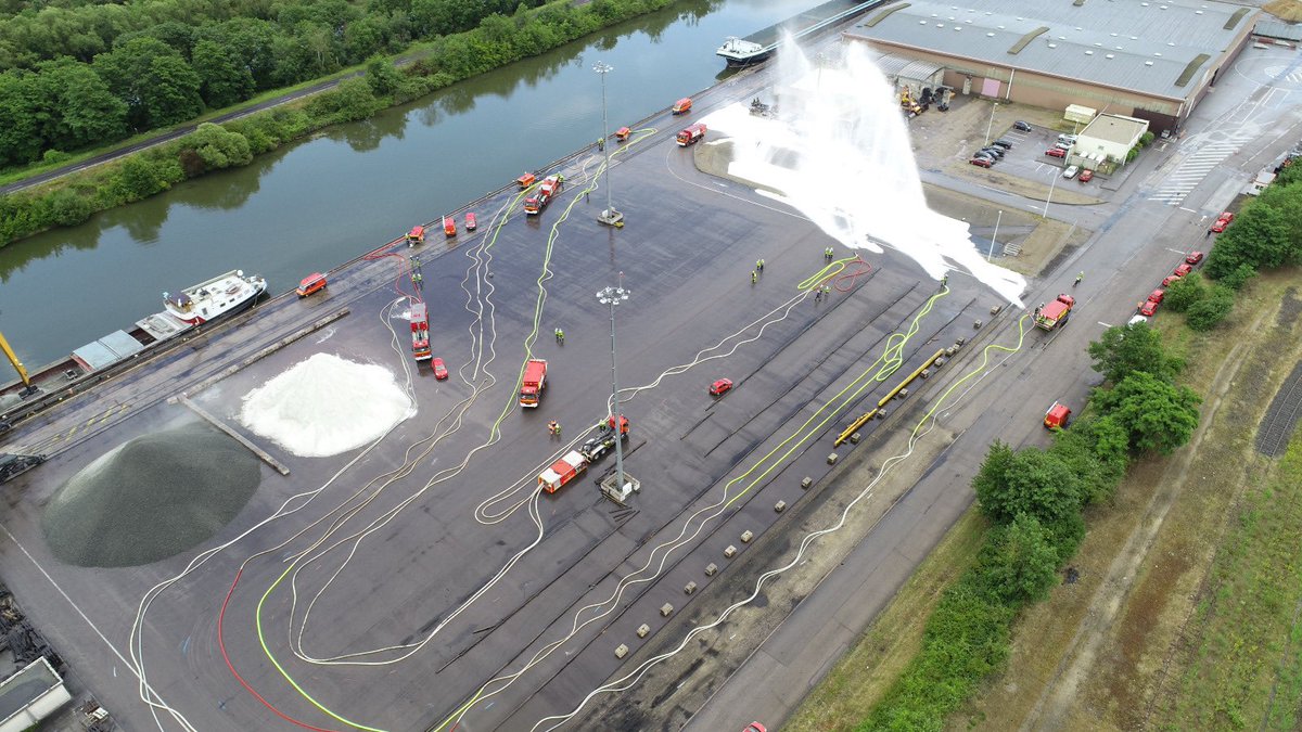SDIS54's tweet photo. Une cinquantaine de sapeurs-#pompiers du #SDIS54 rassemblés ce lundi 8 juin au port de Frouard pour le mettre en œuvre, pendant quelques heures, 4unités feux spéciaux (UFS)
Objectifs:tester les connaissances et améliorer la dextérité d’emploi de ces matériels techniques. https://t.co/UqaEmyXZOD