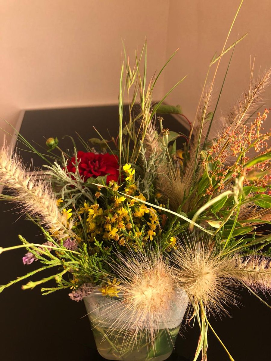 NoohAlshehri's tweet photo. مواهب مدفونة أخرجها الحجر المنزلي في قريتنا #العقيقة ☺️ تجميع من طبيعتنا البكر وتصوير محلي من داخل الأسرة 👍 https://t.co/mUrTTHZ9Zt