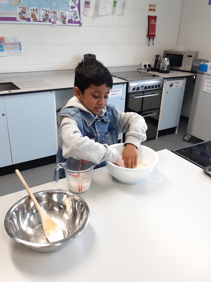 ArkGlobeAcademy's tweet photo. Food and nutrition is the favourite subject of our #Community Class - They are really good at it too! #GlobeConnect #Youngchefs #studentwellbeing https://t.co/4TC3zWNFp8