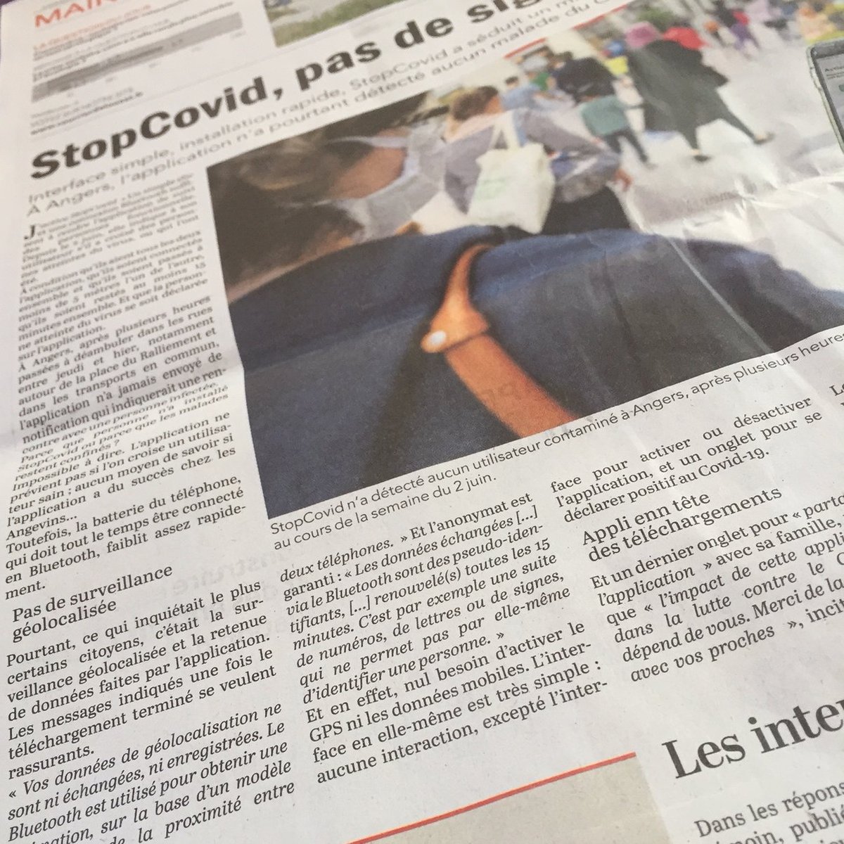 NStopcovid's tweet photo. La Presse Quotidienne Régionale a testé l'application #StopCovid et témoigne de son inutilité. Le @courrierouest annonce aujourd'hui qu'elle n'a détecté aucun utilisateur contaminé à Angers même après plusieurs heures d'utilisation. Dîtes #NONauStopCovid et #RestezLibres! https://t.co/46S5snuPYh