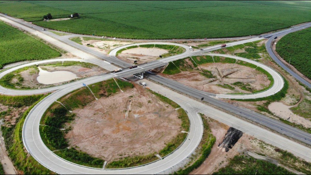 tarcisiogdf's tweet photo. Boa notícia p/ alagoanos. Governo @JairBolsonaro liberou hoje novo viaduto da BR-101/Alagoas no acesso a Arapiraca, além de +6km de pista duplicada em concreto entre São Miguel dos Campos e acesso a Boca da Mata. Interseção era um ponto crítico devido ao grande volume de veículos https://t.co/GHt6jxB75J