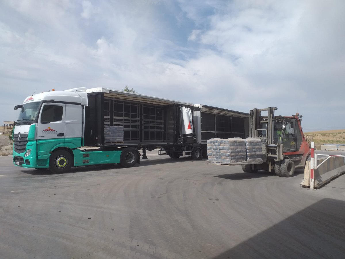 CemexEspana's tweet photo. Incorporamos a nuestra flota un nuevo Megatruck. Este tipo de vehículos, con capacidad de 39,2T de carga, contribuyen disminuir el número de camiones en carretera, ahorrando entorno a un 25% de carburante por viaje, dejando de emitir 10 kilos de Co2 por tonelada transportada. https://t.co/8gjgsrywtM