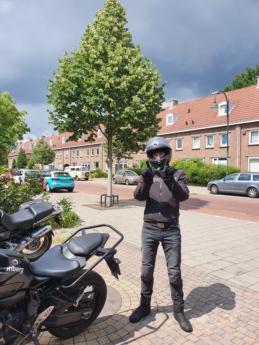 RijlesEindhoven's tweet photo. Klasse Bob, meteen de #1ekeergeslaagd voor je #motorrijbewijs. Gr. Mart #letsdothewldnberg #yamahamt07 #bikeservicebas #motorkledingstoreeindhoven #motorkledingstore #hobby #bovag https://t.co/QKY07TliOX