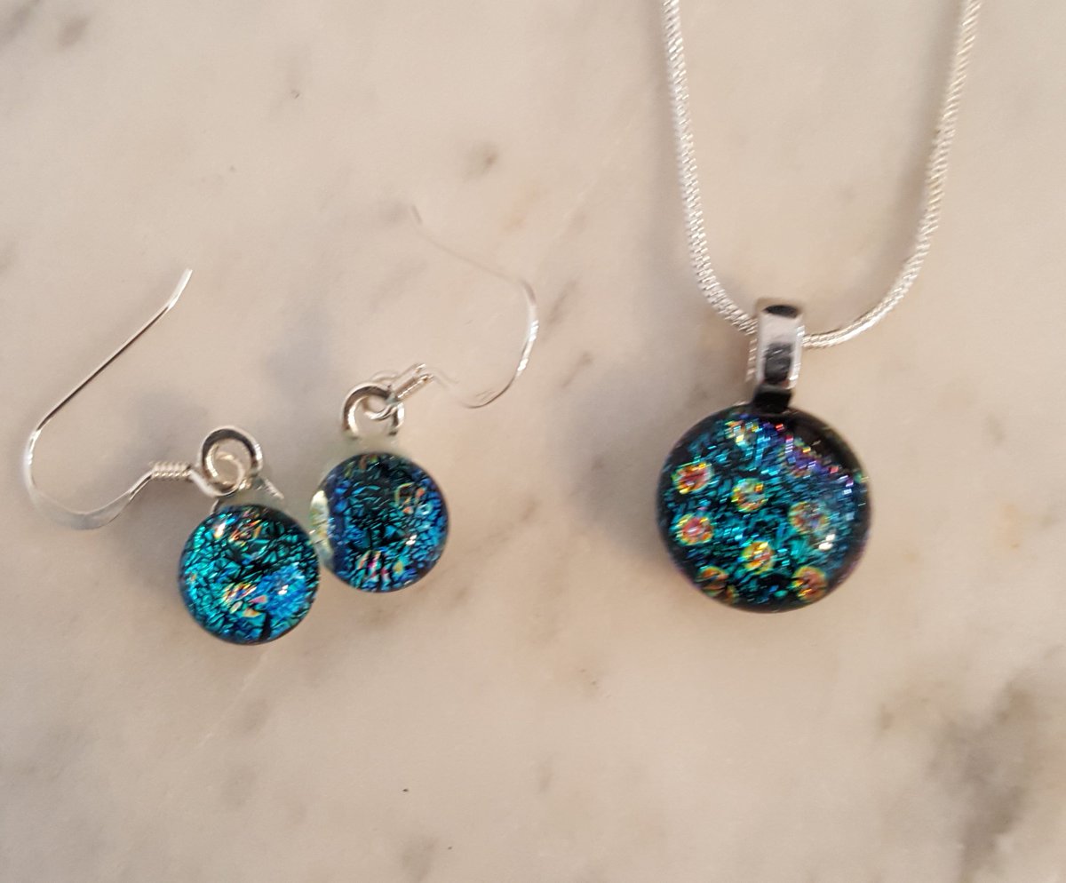 KoruArtsGlass's tweet photo. This lovely little earring and pendant set is now available online :https://t.co/63rLpgmUfa https://t.co/EFnXxuodZ4