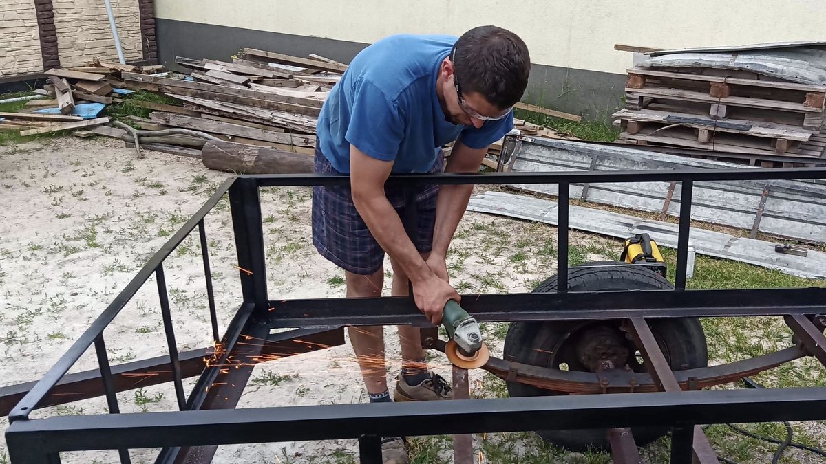 FreightlinerPL's tweet photo. #Najsilniejsi i #pasja - Rafał, nasz #Manewrowy-#Ustawiacz-#Rewident zajmuje się #majsterkowanie’m, naprawami sprzętu domowego i drobnymi naprawami samochodowymi (w tym lakierowaniem). Komu przyczepka, komu? 😀👍 💪 https://t.co/bwSP1vrpVR
