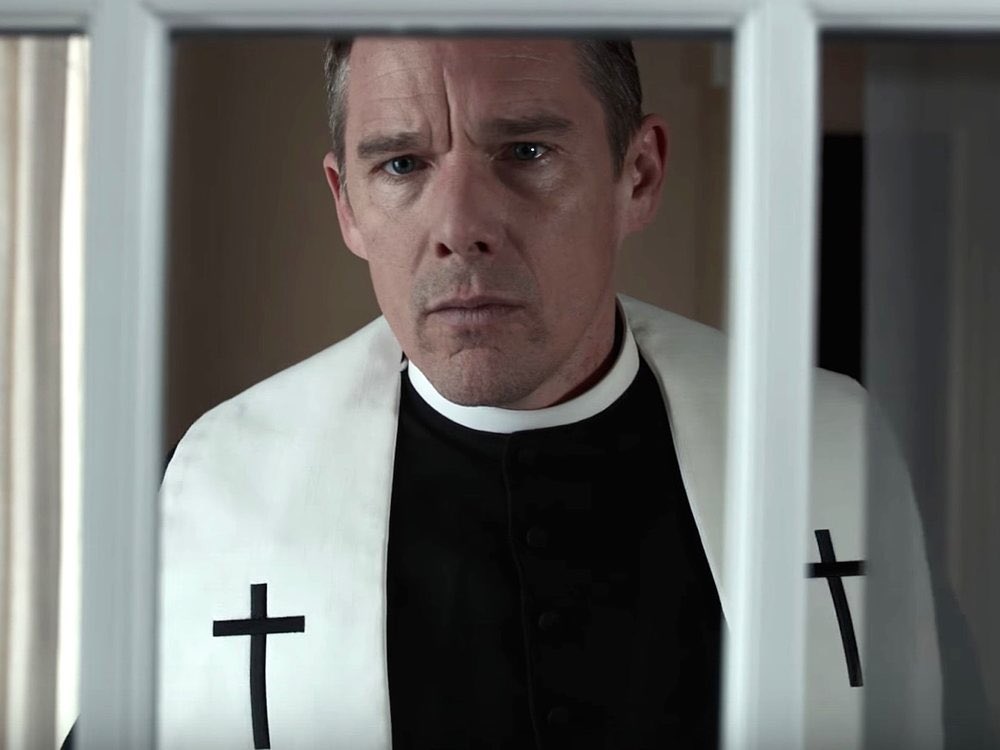 LeBleuduMiroir's tweet image. Disponible sur @OCSTV, #FirstReformed de P. Schrader, avec Ethan Hawke.

"Empruntant aux maîtres de la peinture du clair obscur, Schrader filme l’histoire de cet homme avec une austérité saisissante, dont la fraîcheur émerge, face au reste des productions" lebleudumiroir.fr/critique-first…