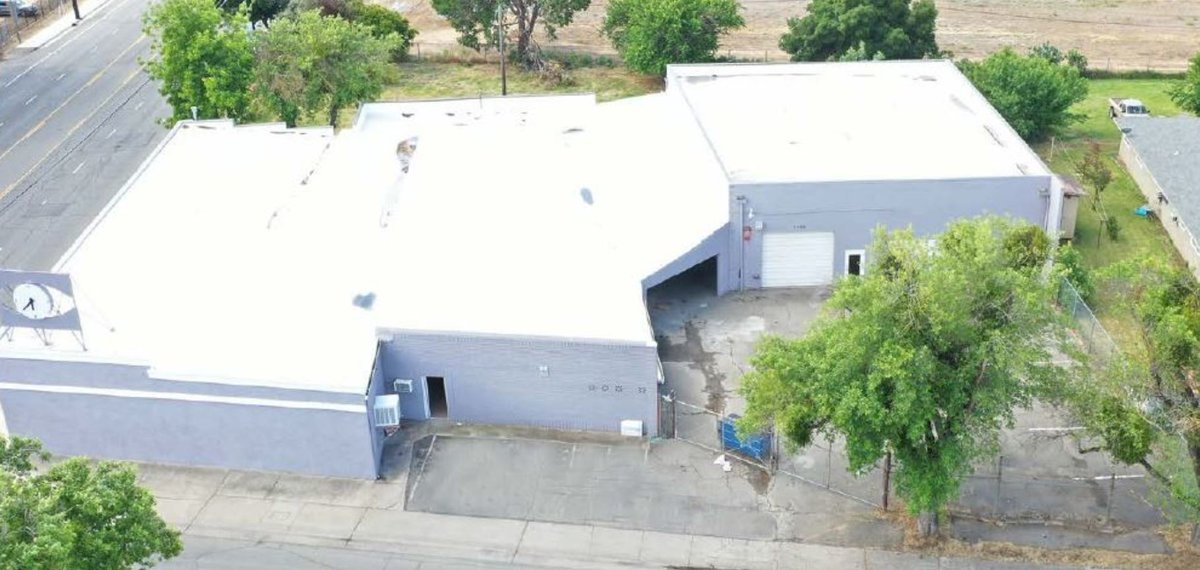 SacCommercialRE's tweet photo. Ideal owner/user opportunity to acquire 15,000 sf flex / retail / office / industrial facility on 0.77 acre parcel at signalized corner of Franklin Blvd &amp; 38th Ave. Five roll up doors with two secured yards close to Hwy 99. Priced at only $90 psf. https://t.co/zLputwSLMj #SacCRE https://t.co/Xlq1WuCHIE