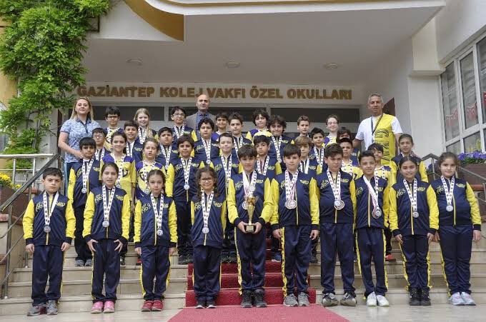 GAZİANTEP KOLEJ VAKFI (GKV) 
Özel okul denince Antep’te ilk akla gelen okul olan kolej vakfı yada vaagıf goleji kültürel,sosyal açıdan bir çok etkinlikte aktif rol oynamıştır. Adına tramvay durağı bile açılan lisenin konum olarak kimseyi zorlamıyor zaten şahsi araçlarla geliniyor