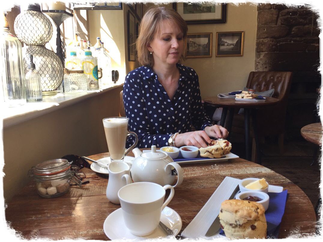 tearoomguideuk's tweet photo. EATING SCONES:
The trouble and strife, Sandra @BealeEllis
Photo 1: Prepare
Photo 2: Inspection
Photo 3: Trap..!
#scones #tea #afternoontea #tearoomguide https://t.co/3UISNS3jkd