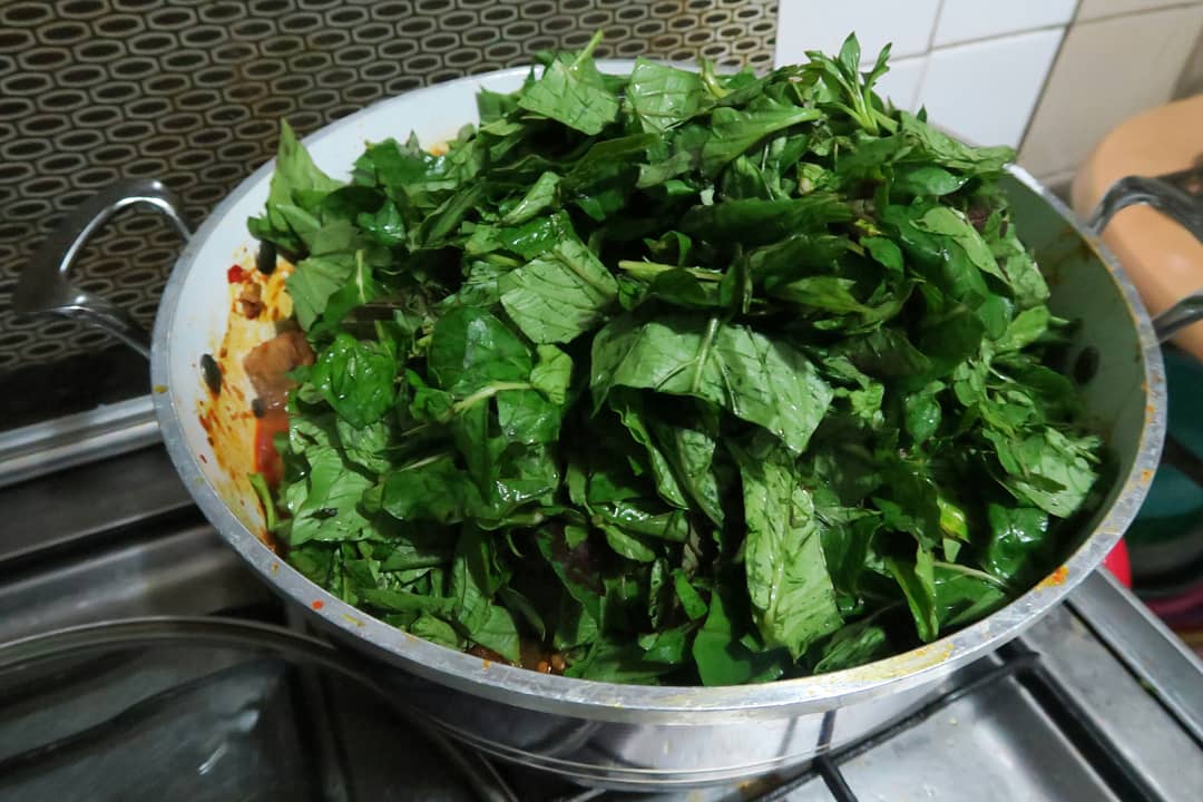 SoupZanos's tweet photo. Efo Riro with enough obstacles #homemade #tasteofculture #eforiro #vegetablesoup #cowleg #goatmeat #shakimeat #kpomo #ejakika #foodie #doorstepdelivery #nigerianfood #zanossoupkitchen https://t.co/G12b5v51om