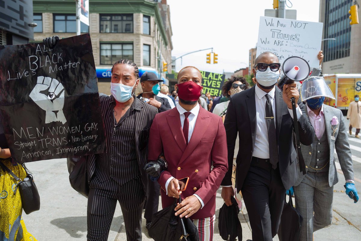 yirlenemertens's tweet photo. Check them out. Fine men all dressed up in suits protesting. 👌 #HarlemProtest #TonicMasculinity (pics from vogue mag) https://t.co/ydkcWCFMYi