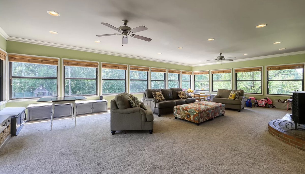 BernieGallerani's tweet photo. This amazing enclosed porch will let you enjoy the outdoors no matter what season it is. 
Gallatin - 4 beds, 3 baths
Listing: https://t.co/fhWoEJh2KZ https://t.co/hXcNvsF9Ro