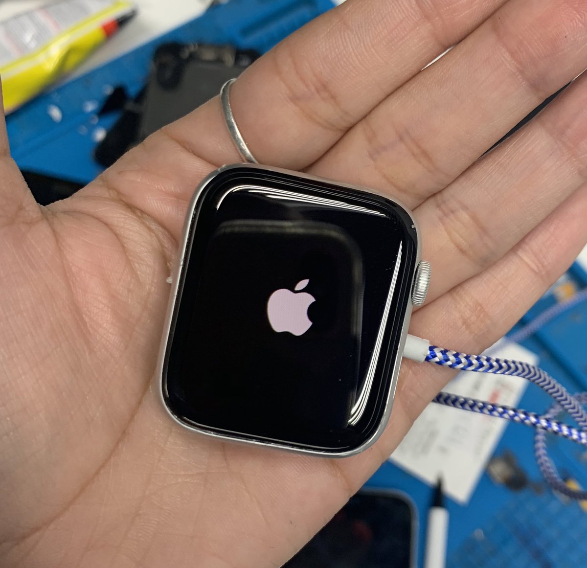 htxmobilerepair's tweet photo. iWatch Series 4 44mm screen replacement 🤩🙌🏻 #iWatch #Apple #repair #houston https://t.co/mBYA1xRaz0