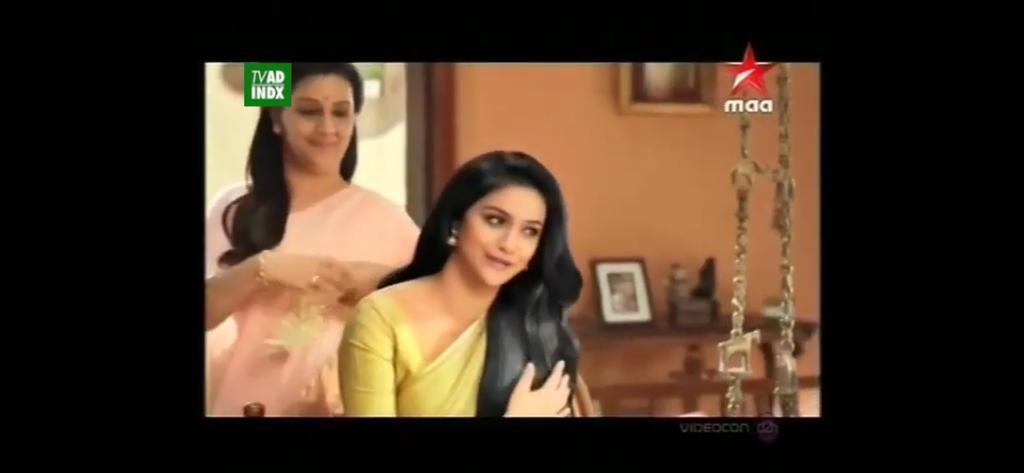 giridharGD's tweet image. Me watching @KeerthyOfficial&apos;s ad on tv #Daburamla 😝😝😝😝.. 
Tv lo keerthy ni choosthe ado teliyani anandam.