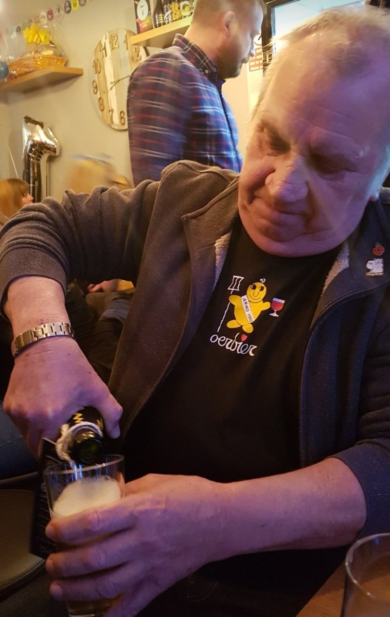 Encore. Today's  #AFriendaDay is  @DeDolleDes.A walking Belgian beer encyclopedia & a man who's taught me a lot about top beers & breweries I'd not heard of.He's also great company :-)Here he is doing what he does best, generously sharing some rare, aged nonsense or other ;-)
