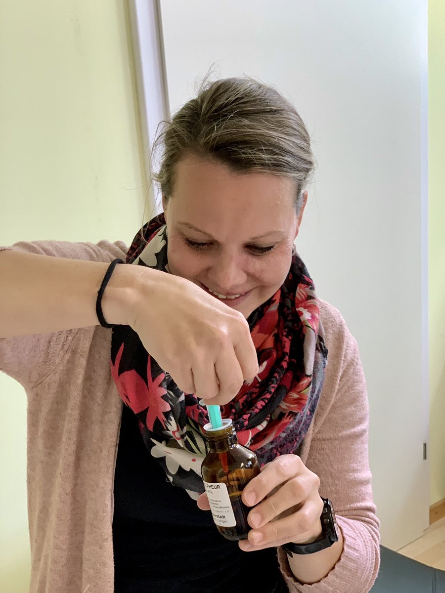 esz_emergency's tweet photo. Am ersten Tag des Präsenzunterrichtes an der #Emergency produzieren die Studies im #Rettungsdienst ihr persönliches Händedesinfektionsmittel nach WHO https://t.co/S2g0HJrokc