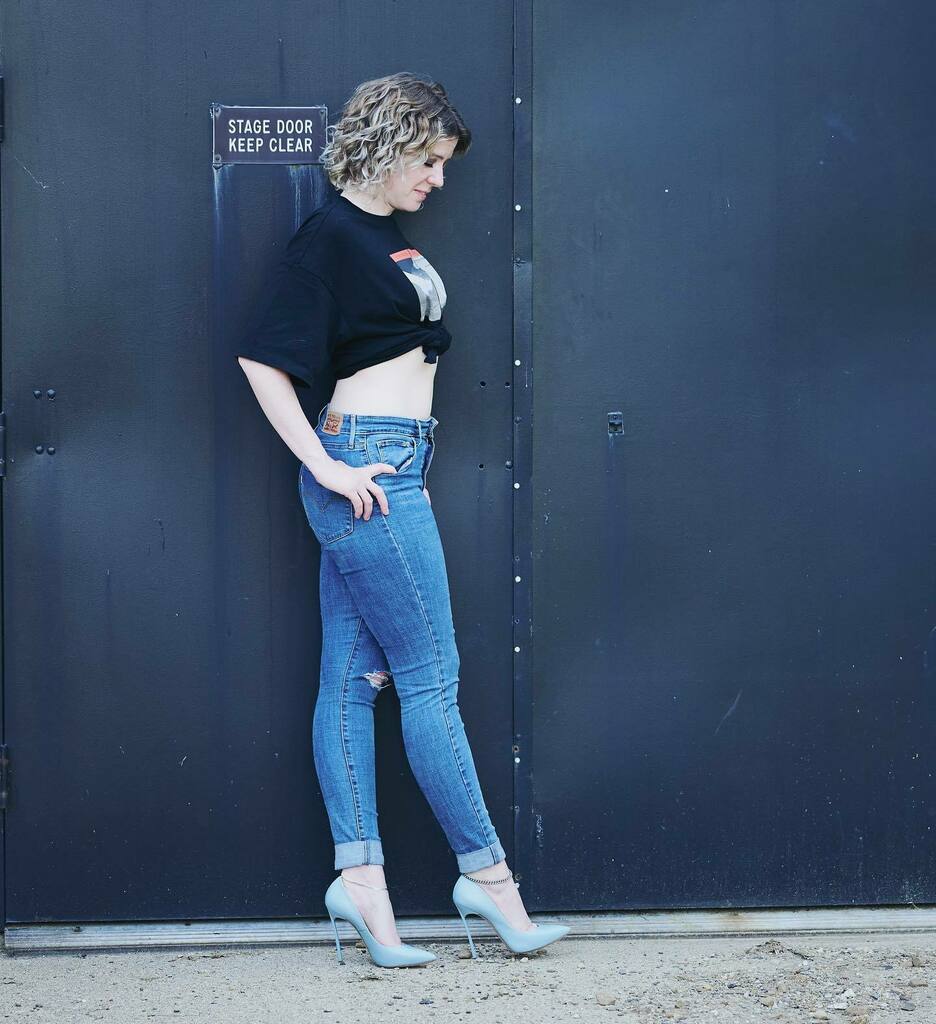 HighHeelEng's tweet photo. Practicing my opening number 😂😂 In @casadeiofficial Blades in Bluebell 💙 #casadei #blade #casadeiblade #highheels #metalheels #heels #feet #toecleavage #anklet #toerings https://t.co/880QokqGtw https://t.co/MwyRw9869p