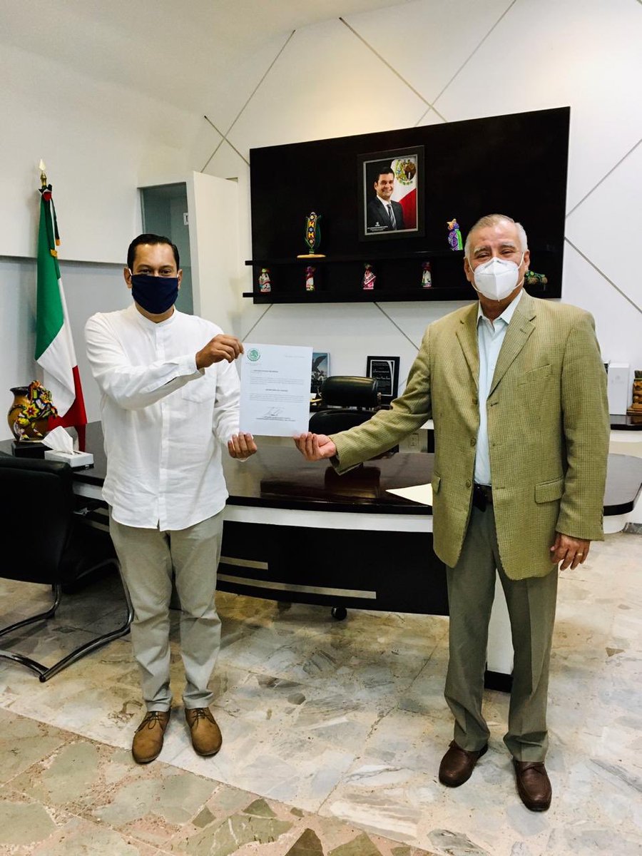 NayaritGobierno's tweet photo. Siguiendo las instrucciones del gobernador @aegnayarit , el secretario general de Gobierno, Antonio Serrano, entregó su nombramiento como nuevo secretario de Turismo, a Antonio Riojas Meléndez. https://t.co/Oy6LVR9sfS