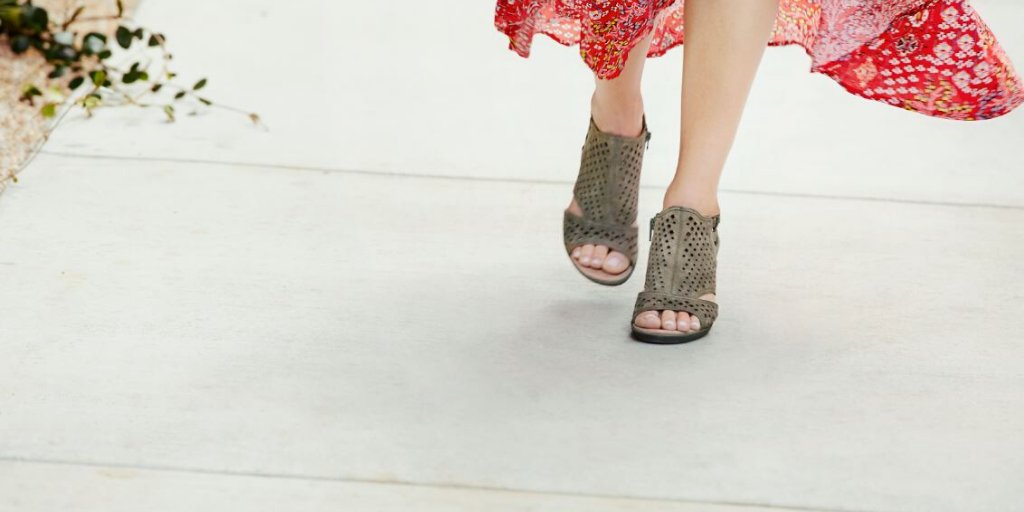 LWShoes's tweet photo. Summer, is that you? Embrace the sun &amp; warm temps with Janna from @CobbHillShoes. Designed for all day wear, this modern wedge elevates comfort and style. Shop here: https://t.co/YDmp4Lrp7B #maine #lwshoes #shoplocal #shopmaine https://t.co/St5Mi9CBZc
