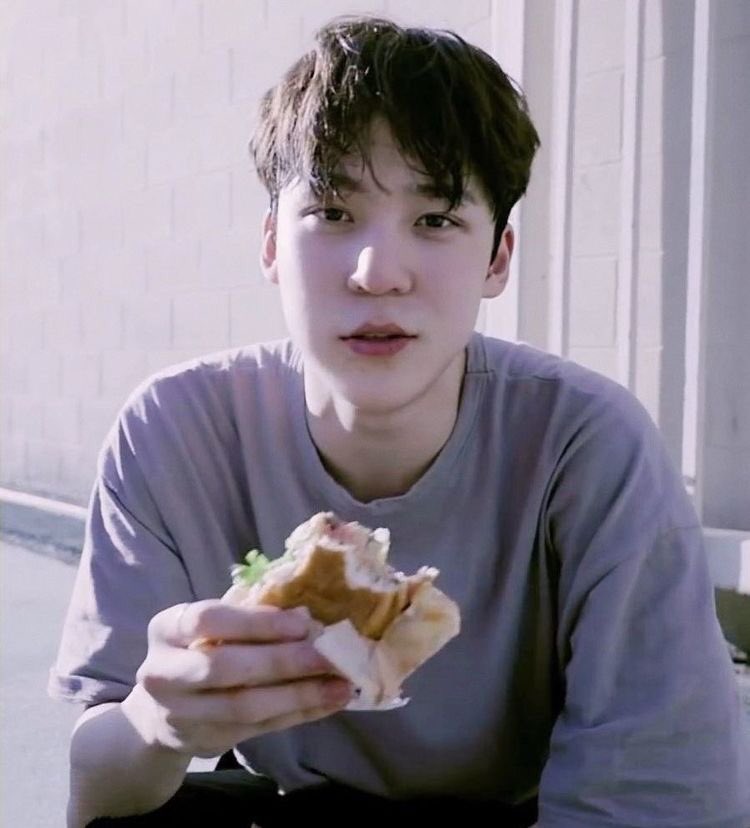 tbzpixie's tweet photo. he may be eating a snack but he is my snack 😋😋😋 https://t.co/3SV6auH347