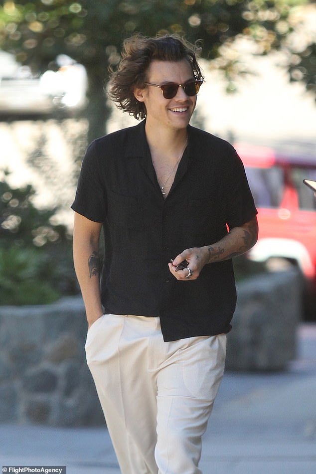 heycutelouie's tweet photo. harry styles in this day; a short thread https://t.co/umYN4adkCZ