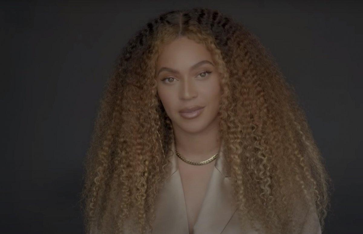 ComplexMusic's tweet image. Beyoncé talks about the #BlackLivesMatter protests during the #DearClassof2020 virtual commencement.

"We’ve seen that our collective hearts, when put to positive action, could start the wheels of change." 🖤

More: bit.ly/2BOUpJH