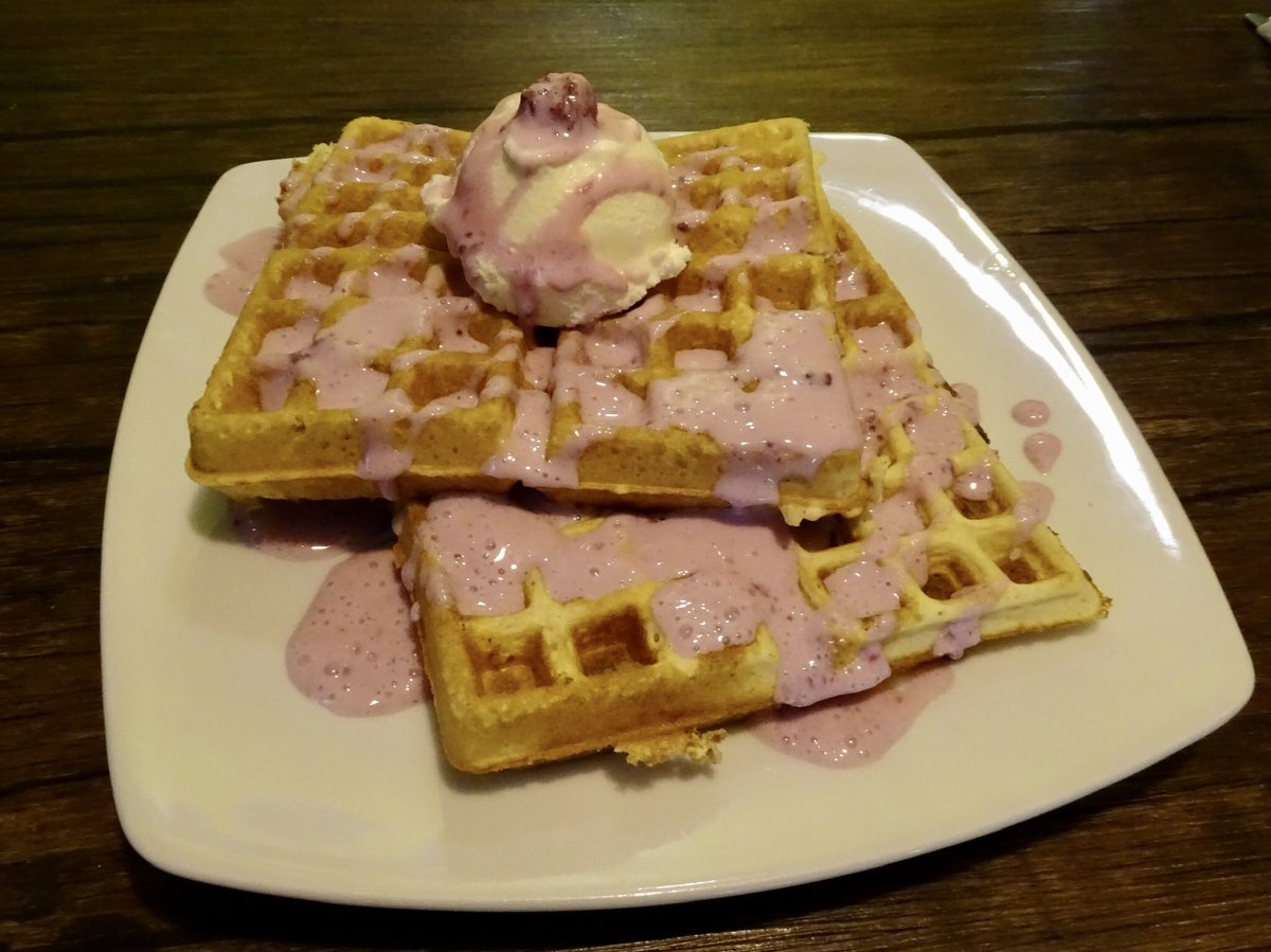 TeGourmetCoffee's tweet photo. Un abrazo puede sentirse de distintas formas... por ejemplo, cuando preparamos tu postre favorito justo como te gusta! 😋🤗❤️

#cafedeespecialidad #coloniaroma #tequeremosbien #waffles #postre #delicioso https://t.co/cDIlXHvcyS
