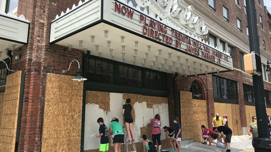 alnewscenter's tweet photo. ‘Paint Positivity’ turns plywood into art at Alabama, Lyric theaters https://t.co/zZbbBgRFUt https://t.co/NtsQiikEHr