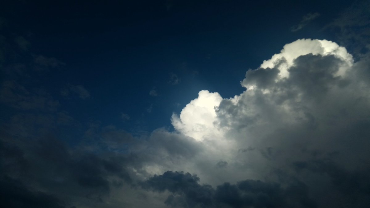 Giacoma93's tweet photo. "Vanno
Vengono
Per una vera
Mille sono finte e si mettono lì
Tra noi e il cielo
Per lasciarci soltanto una voglia di pioggia"
(Fabrizio De André) ❤️☁️ https://t.co/XEocuZeVm1