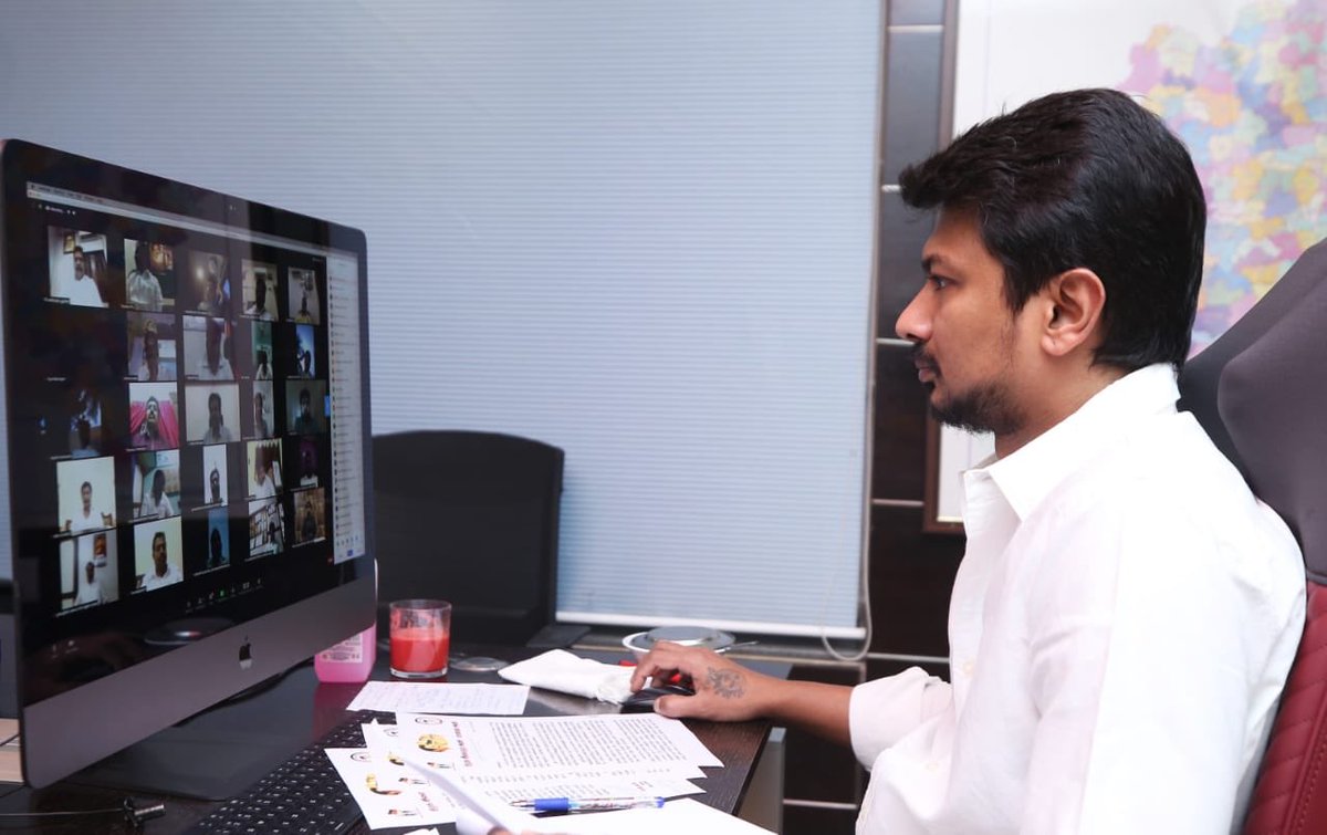 Udhaystalin's tweet photo. ‘கொரோனா வந்த தேர்வுத்துறையினருக்கு பதிலாக வேறு அலுவலர்கள் மூலம் தேர்வை நடத்தலாம். ஆனால் மாணவர்களுக்கு கொரோனா வந்தால் மாற்று மாணவர்கள் மூலம் தேர்வெழுத முடியுமா?’ இது, இன்றைய கூட்டத்தில் இளைஞரணி அமைப்பாளர் ஒருவரின் கேள்வி. பதில் சொல்லுங்கள் அமைச்சர்களே @CMOTamilNadu @KASengottaiyan https://t.co/470A5hOWAT