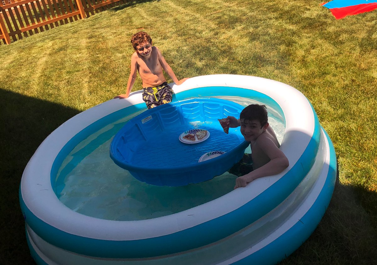 MrsSmithNat's tweet image. Geniuses 😎 #poollunch #workwithwhatyouhave #whoneedsottercove 🍕