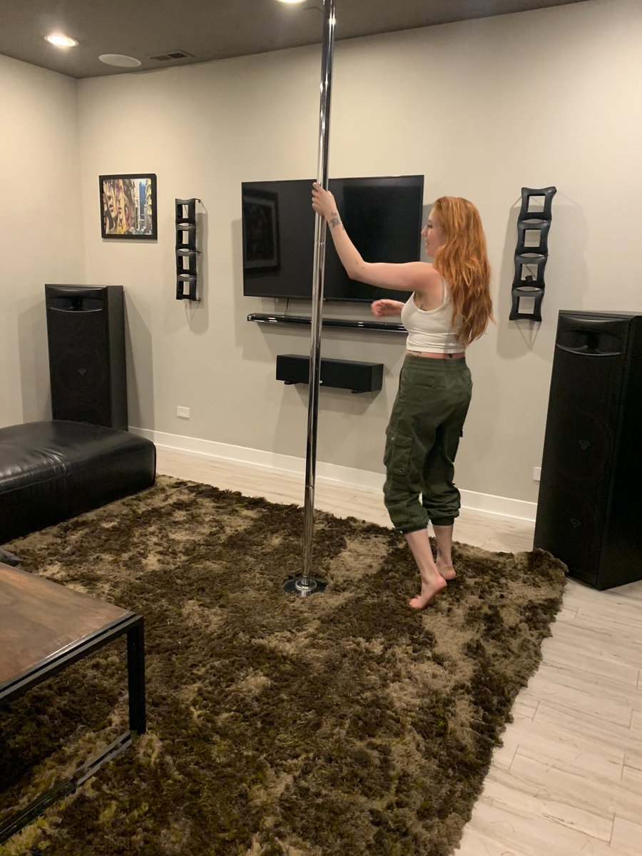 MistressVivian6's tweet photo. Any dancers in the area want to be friends? I appreciate you more than you know after my sad attempt to pole dance yesterday 😂 #chicagostripclub #chicagodancers #chicagosexworker #chicagopoledance https://t.co/Al2ZjiIWwW