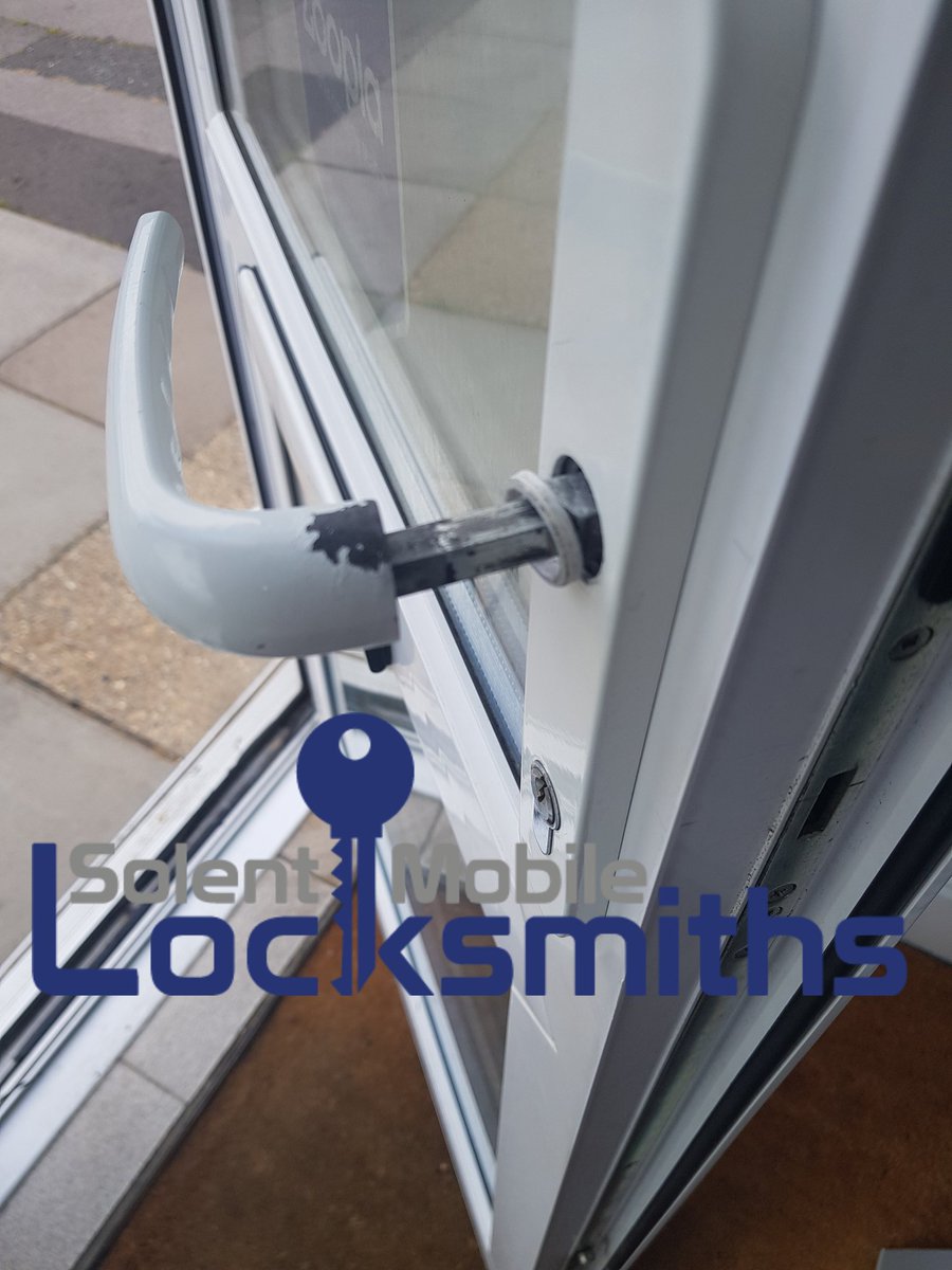 SolentLocksmith's tweet photo. New set of handles fitted for @EckersleyWhite in #LeeOnTheSolent today. #LocalLocksmiths #LocalBusinesses #LocksmithService #LocksmithsNearMe #LocksmithsLeeOnTheSolent #Checkatrade #BuyWithConfidence #TradingStandardsApproved https://t.co/qkp8BabCSL