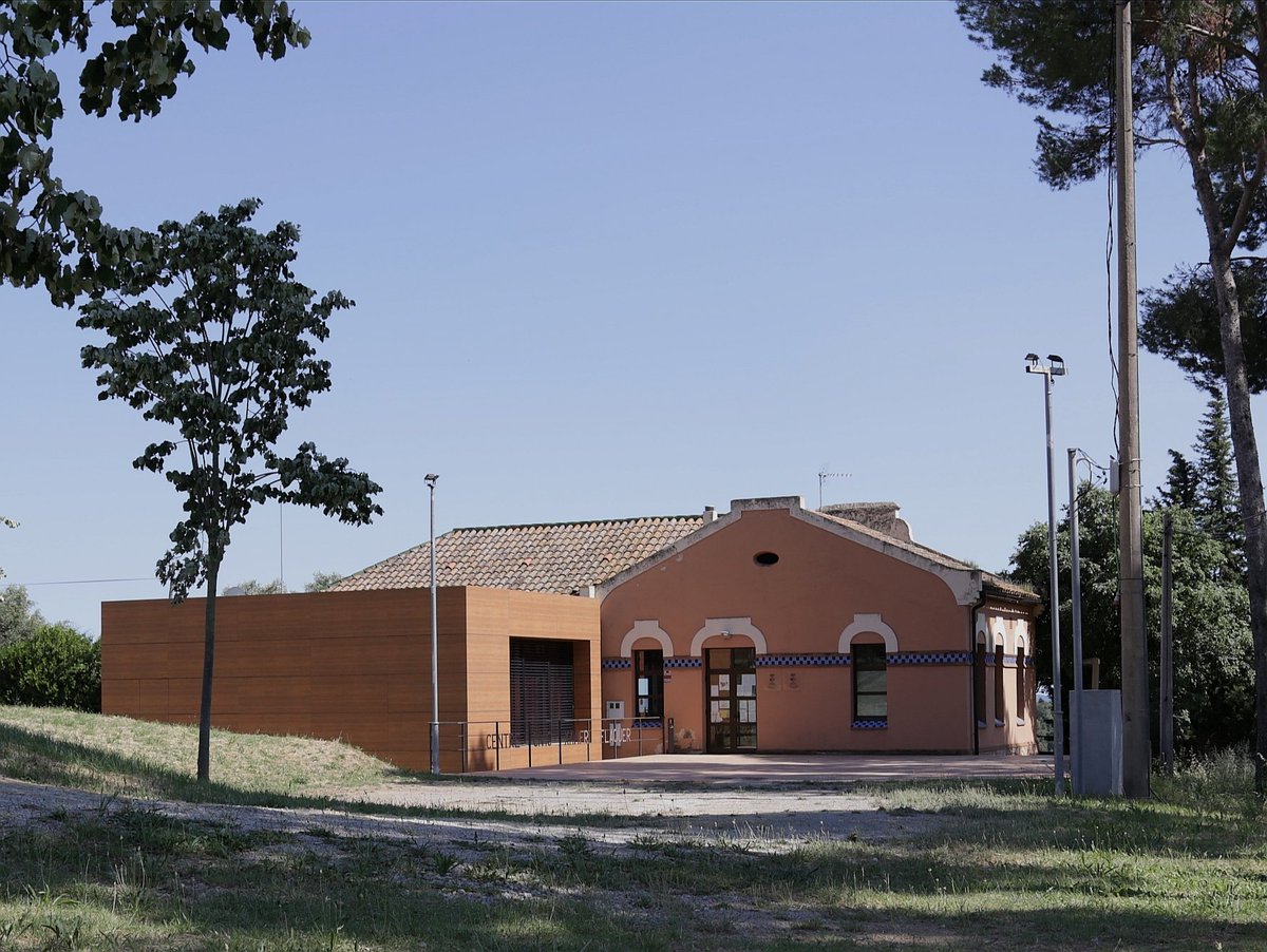 vallcarbonell's tweet photo. Apostem per una Zona Educativa Rural(ZER). Hem fet el 1r pas i ens hem reunit amb el Dep d'Educació per tal de posar fil a l'agulla. Esperem la implicació de les institucions locals. Per un ensenyament de proximitat lligat a l'entorn, recuperem l'escola rural. #valldelcarbonell https://t.co/tzOZ7j5pKr