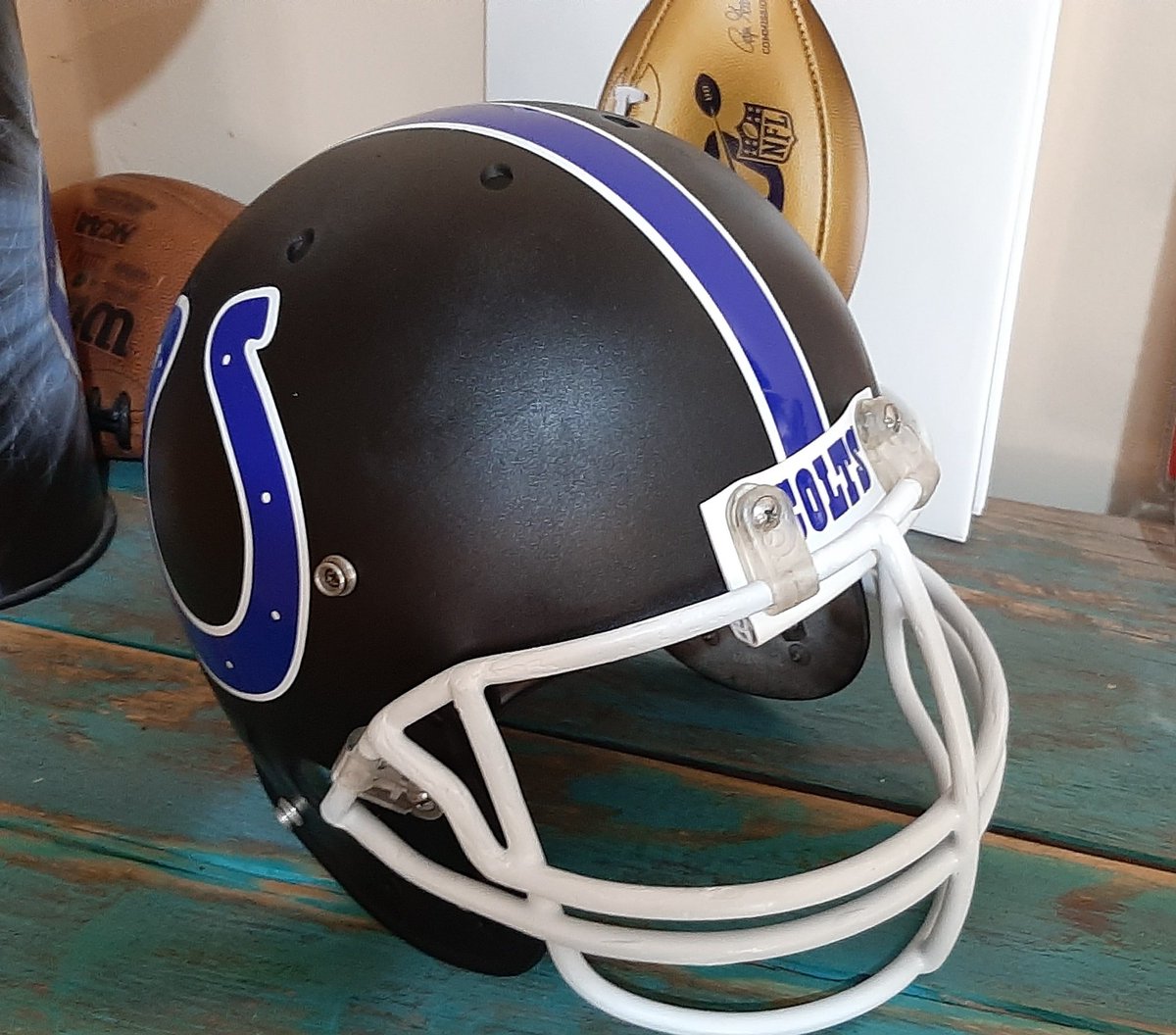 villafan_alex's tweet photo. Rebuilding an old helmet to represent the Horseshoe in my house. Best team @Colts, best LB @dsleon45 @ColtsSuperFans1 @JimIrsay
#ColtsLife
#AnvilBlack https://t.co/nSv4ssexAz