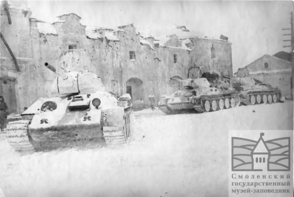 Tank_Archives's tweet photo. T-34 tanks in Medyn, December 1941. The tank in the front is an early T-34 with three driver's periscopes. #tanks #historu #ww2 https://t.co/zof4b5DKB0
