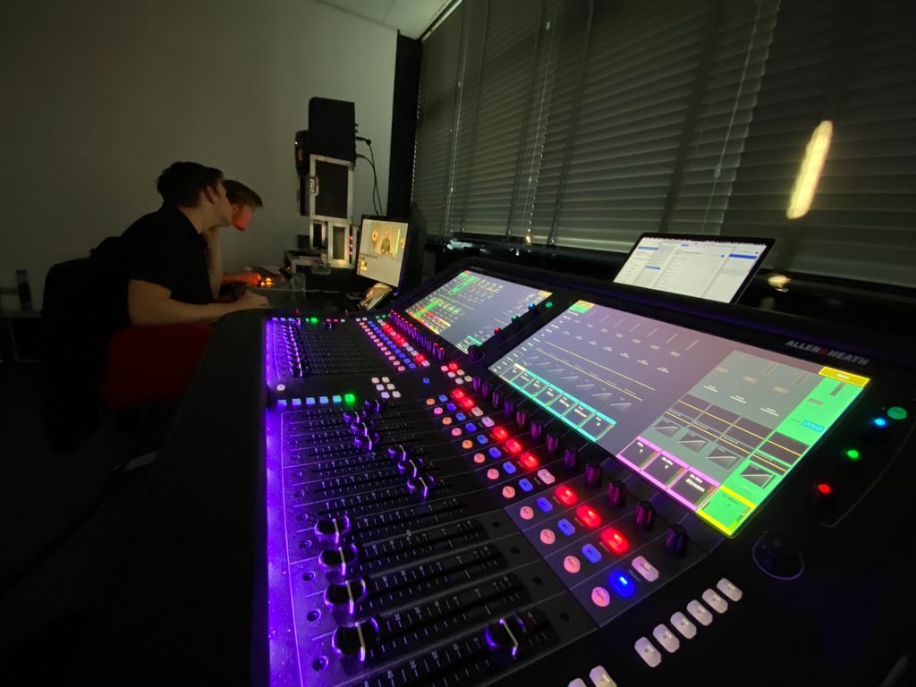 Behind the scenes! Tijdens een online netwerkbijeenkomst van <a href="/OcgGoes/">OCGGoes</a> zag de #regie van #HofmanStreamingFacility er zo uit. Ons team gebruikte apparatuur van onder andere <a href="/Blackmagic_News/">Blackmagic Design</a>, <a href="/panasonic/">Panasonic</a> en #AllenandHeath.