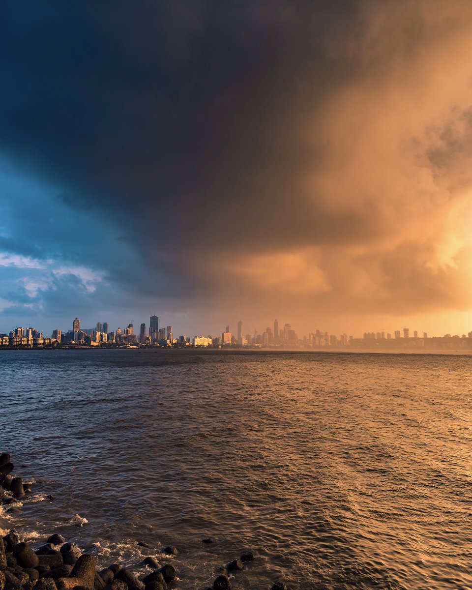 ompsyram's tweet photo. A song of ice and fire #sunset #mumbai #ASOIAF #gameofthrones #beautiful #unlock2 https://t.co/m5nNXRz0NY