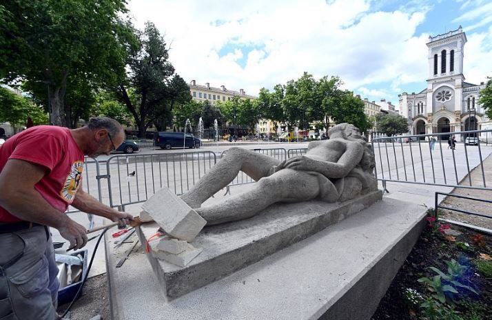 saint_etienne_'s tweet photo. Après les poteaux, les pieds carrés ! 😂 D'ici quelques jours, "Ariane endormie", sculpture de Paul Belmondo installée en 1951 place Jean-Jaurès retrouvera une beauté tout comme son Apollon allongé de l'autre côté. #SaintÉtienne Ville d'art et d'histoire https://t.co/J3fvhZhT78 https://t.co/aOJWkCbr1I