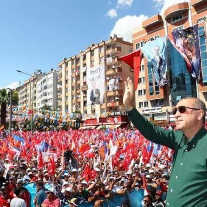 kadirgundogan63's tweet photo. Göç idaresi çalışanları çözüm bekliyor  aileler çocuklarımız  sizlerden gelecek sevindirici haber ile mutlu olmak istiyor  aile birliği bozulmasın çocukar aglamasin 
 sn
 @RTErdogan 
@BeratAlbayrak 
#VerOnayıBitirOlayı  #CumhurbaşkanıTRTde https://t.co/jT4RA2iPiv
