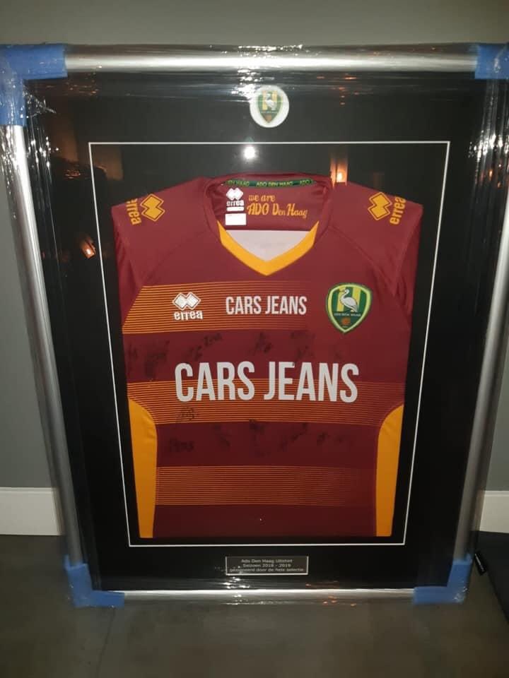 En we gaan weer door met veilen!

Een door de selectie gesigneerd shirt van <a href="/ADODenHaag/">ADO Den Haag</a> in strakke lijst!

Seizoen 2018/2019.

Bieden voor het goede doel kan tot woensdag 19.30u via onze Facebook pagina facebook.com/76690786671101…

#ado #denhaag #adodenhaag