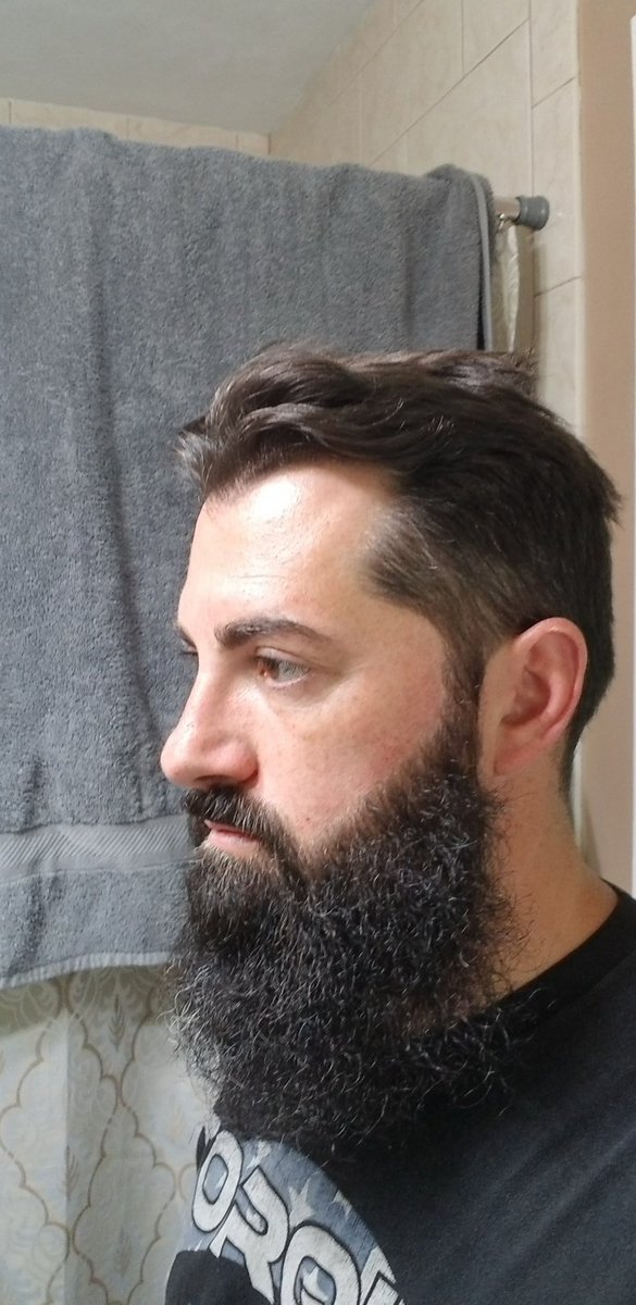 Cativelense's tweet photo. Os barbeiros ainda não estão a aparar barbas porque só se pode lá estar de máscara, por isso...
Nada mau para quem não é barbeiro, e tem que se safar sozinho em casa.
#RealMenHaveBeards https://t.co/njRagOpkb0