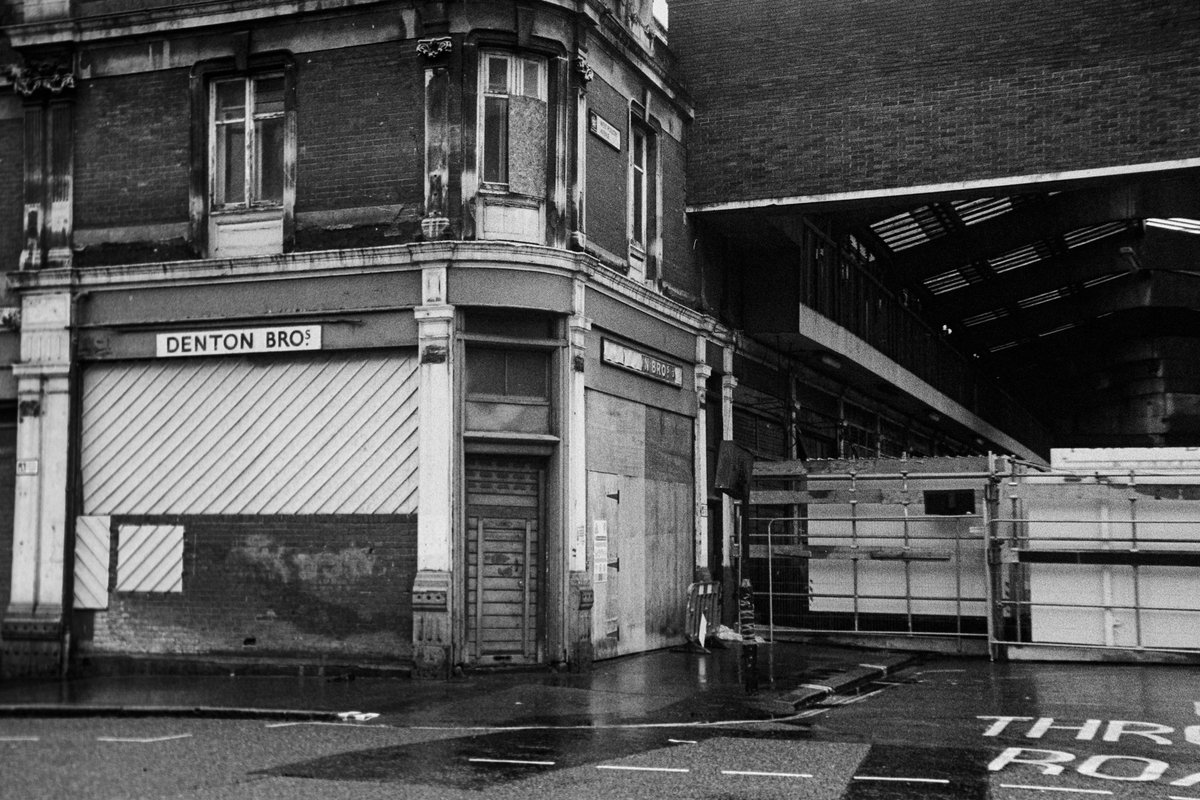 NilsScarbro's tweet photo. Smithfield Market

#Pentax MZ-5, SMC Pentax-FA 28-200mm
HP5+ ISO1600, #Rodinal 1+25 12min

#ilfordphoto #ilfordfilm #ilfordhp5
#blackandwhitephotography
#filmphotography
#believeinfilm
#analogphotography #filmisnotdead #shootitwithfilm https://t.co/uEerbBHHZx