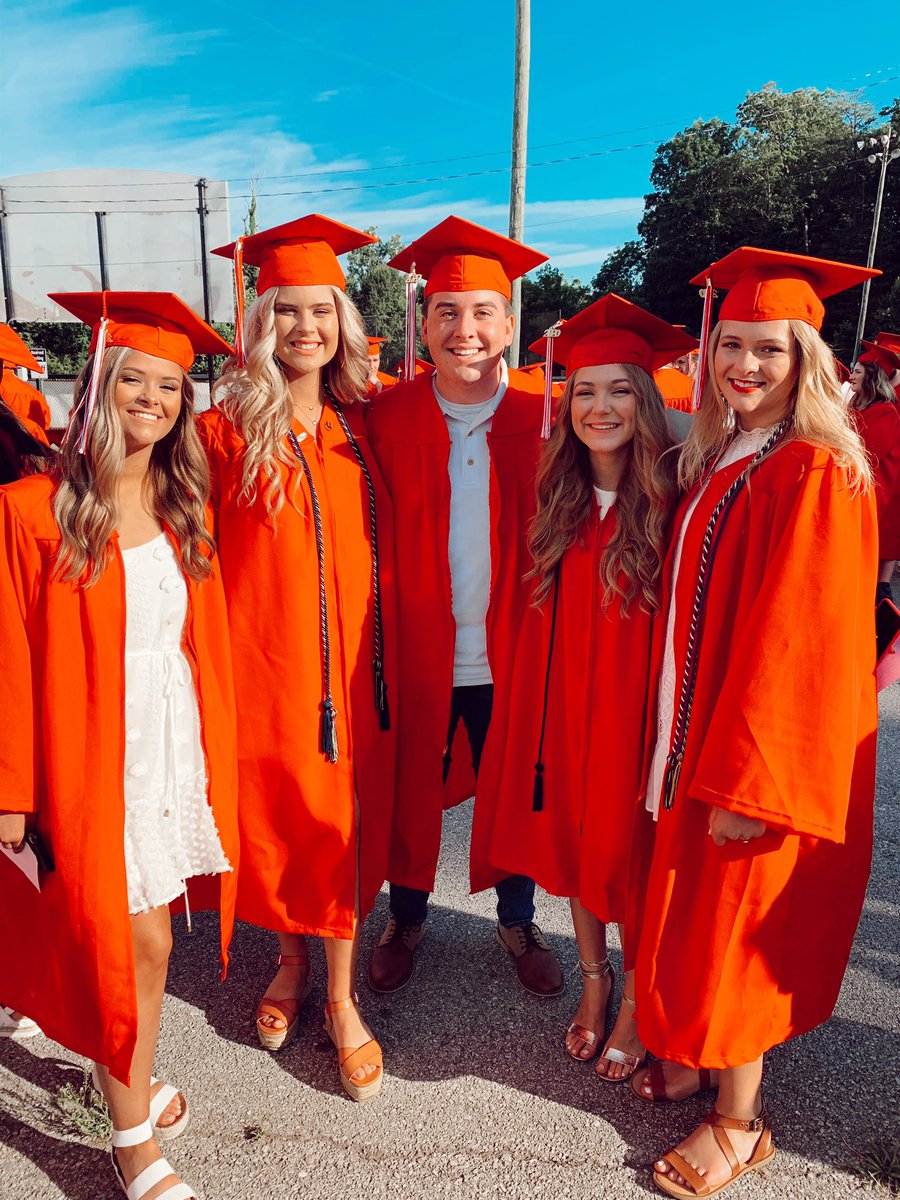 austinangel02's tweet photo. πΎπ#hhsgrad @HallsHighTN @HHS_MrLong @HHS_Jackson @KnoxSchools https://t.co/a7zi9Xks1g