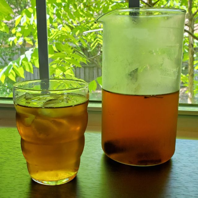 Daily tea timeIced hojicha and cinnamonAs we get to summer, I'm doing iced tea all this week. This is back to hojicha, which is great at almost any temperature. Iced and with cinnamon this is incredibly refreshing.